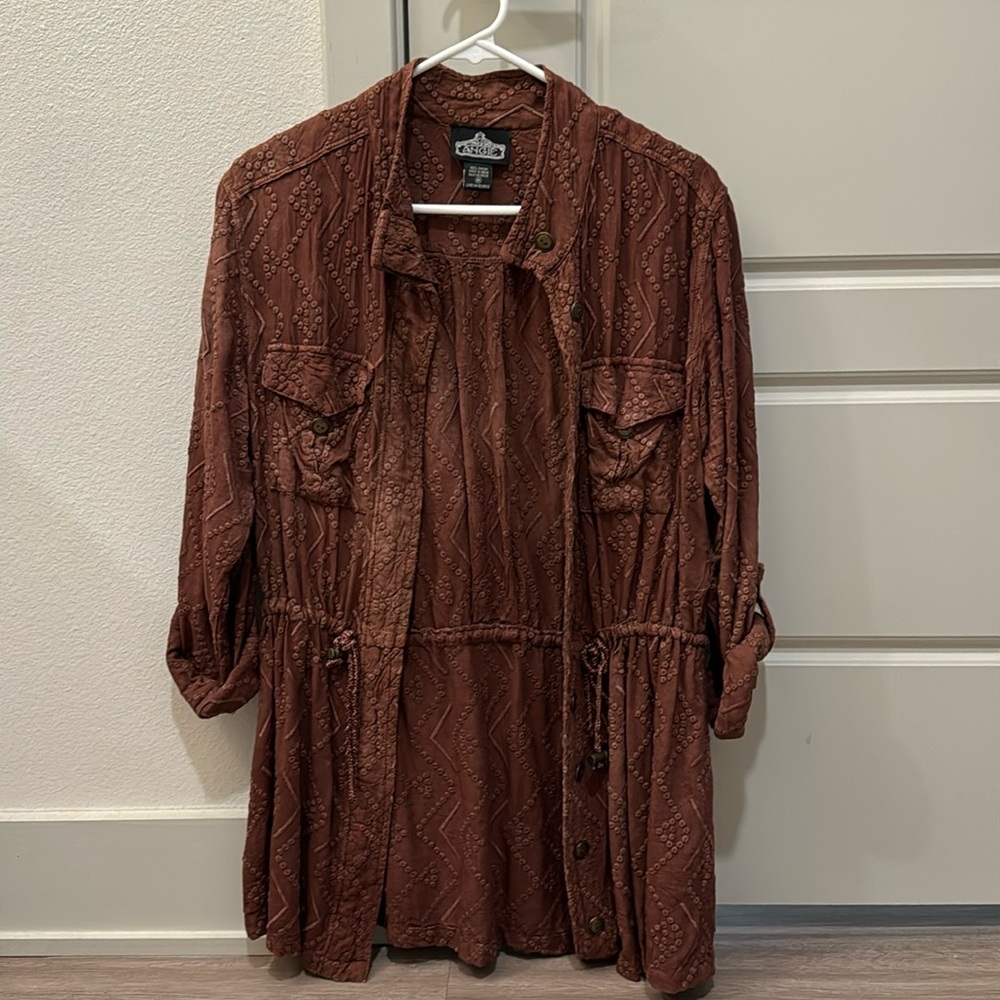 BUCKLE 3/4 SLEEVE TOP | MEDIUM